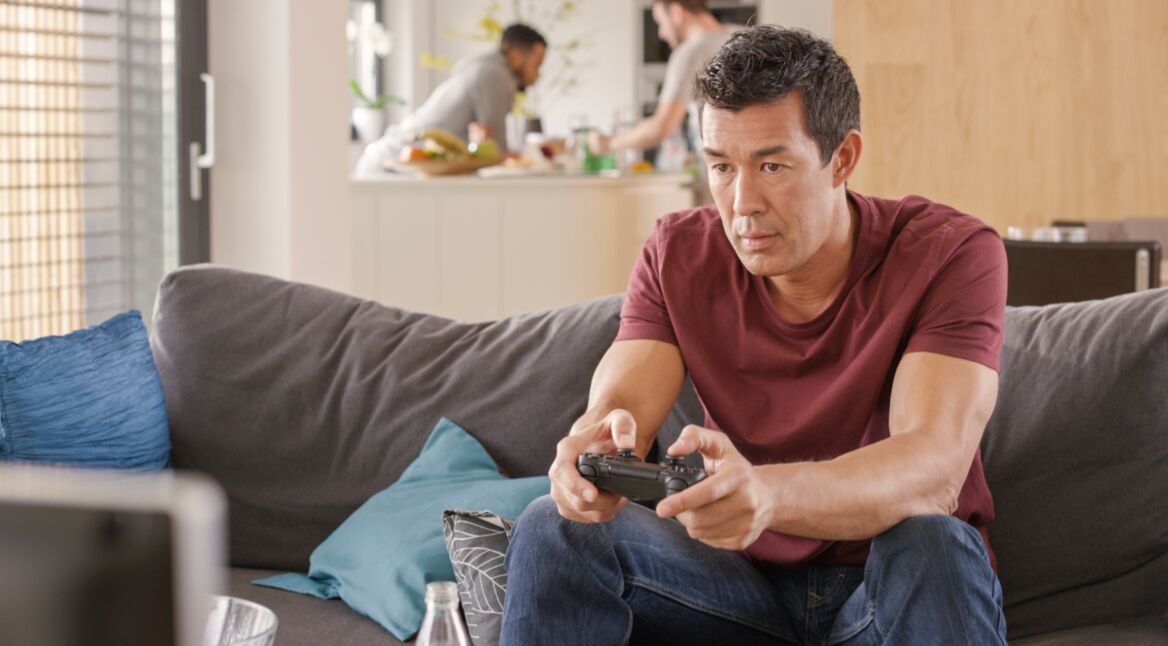 mann spielt destiny 2