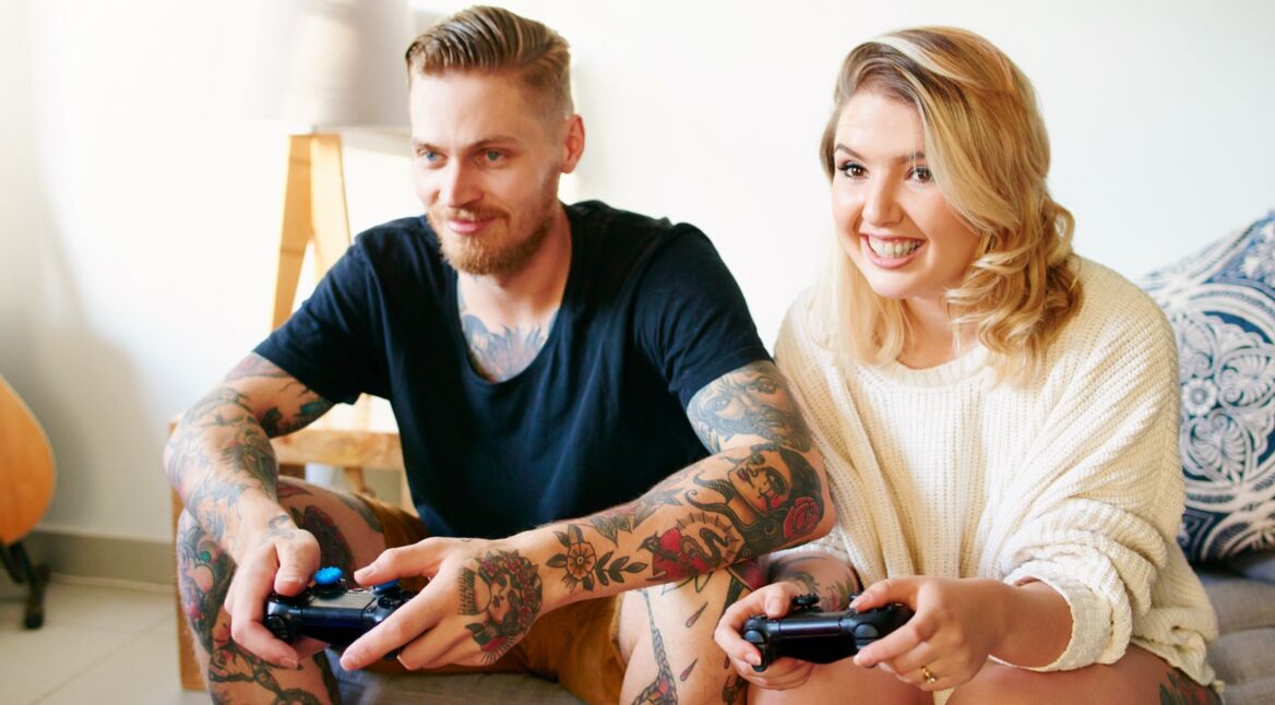 Gamer-Paar spielt PS4