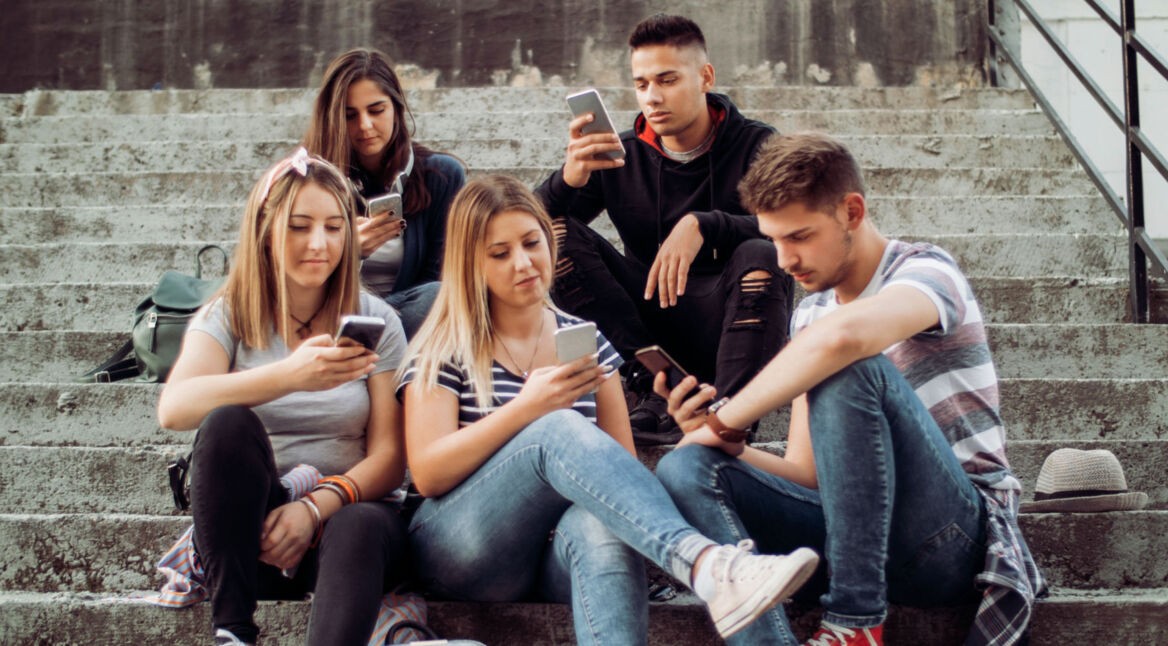 Junge Leute erstellen eine Snapchat-Gruppe