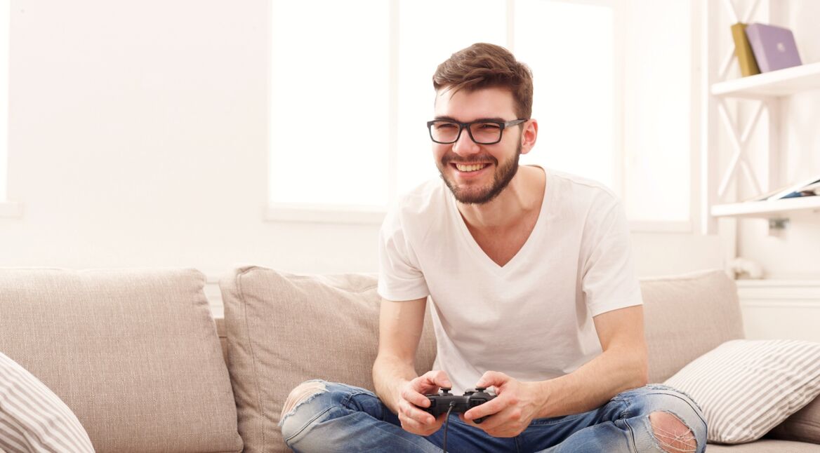 Mann spielt Fortnite