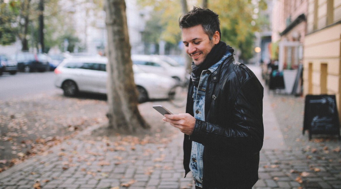 Mann nutzt Google Maps