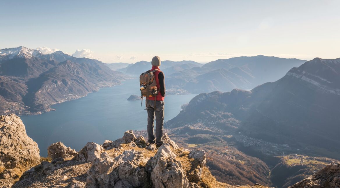 mann vor bergpanorama
