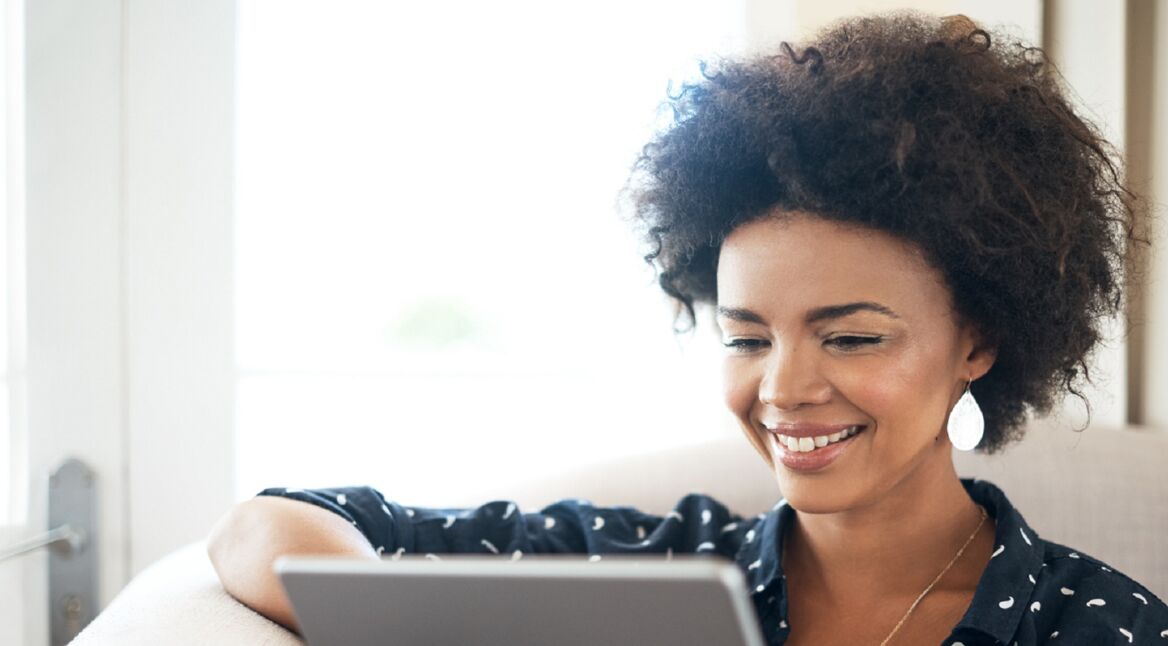 Junge Frau schreibt auf iPad