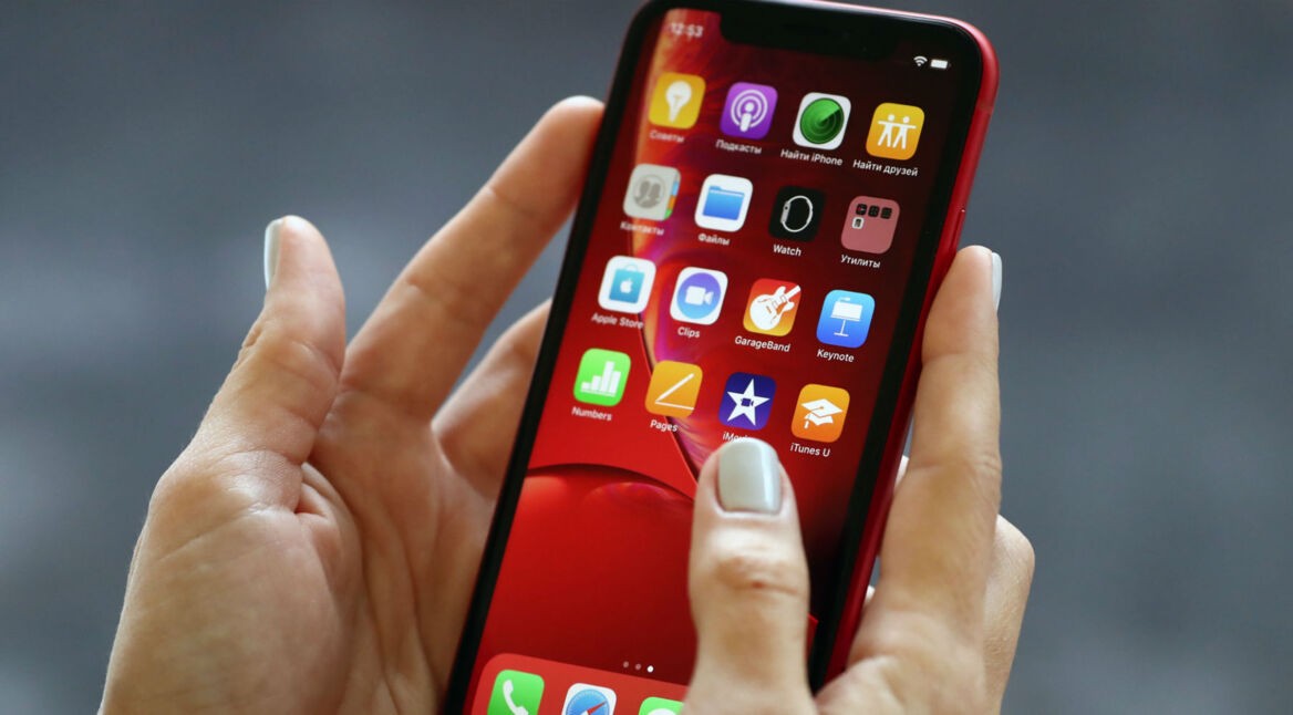 Das iPhone XR in der Hand halten.