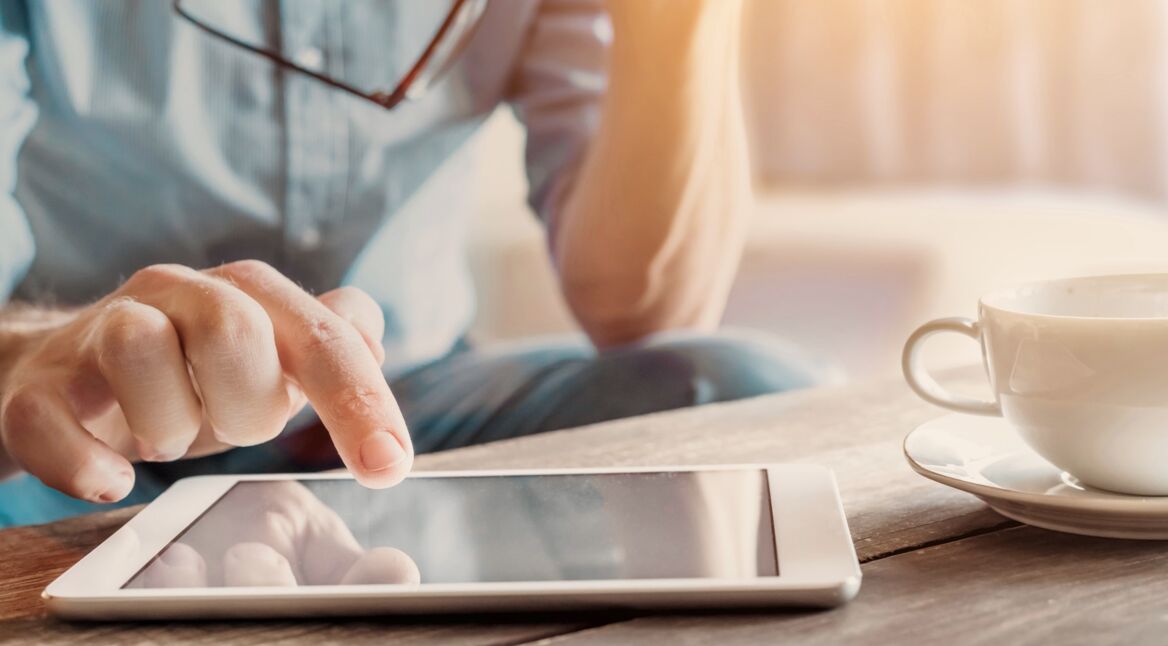 Man tippt iPad an