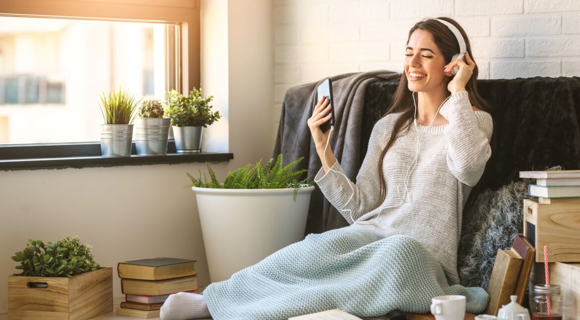 Frau mit iPhone hört Musik