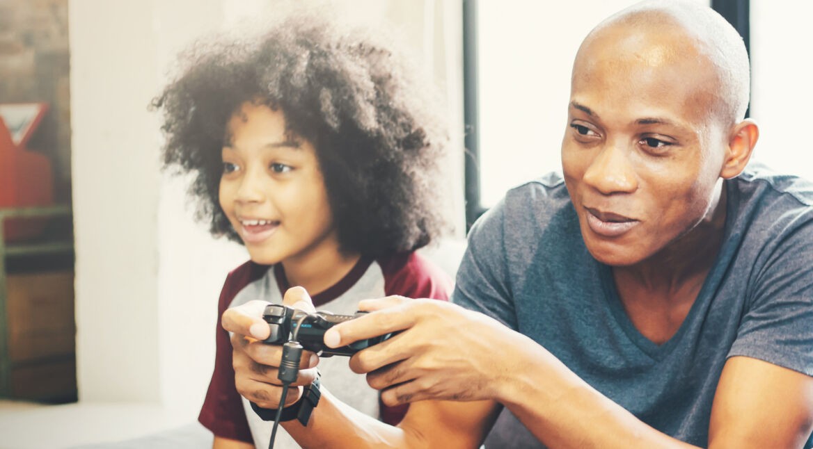 Vater spielt Rocket League mit Sohn