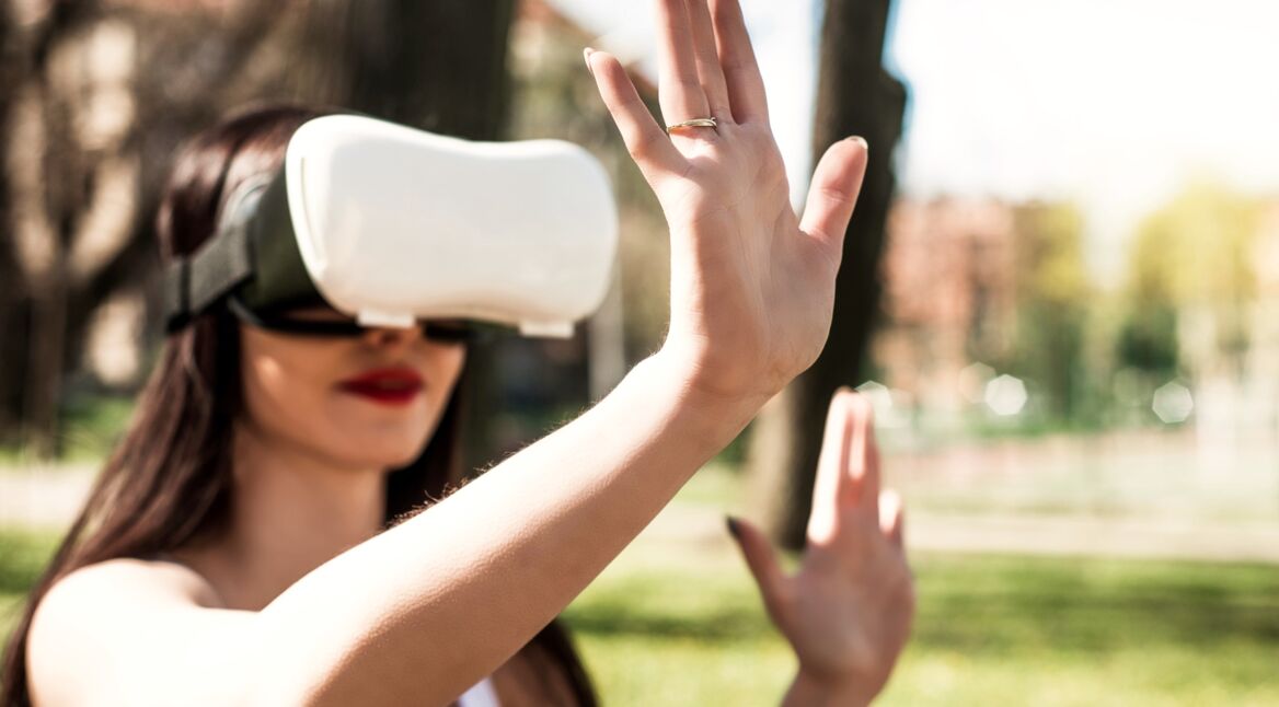 Frau mit VR-Brille im Park