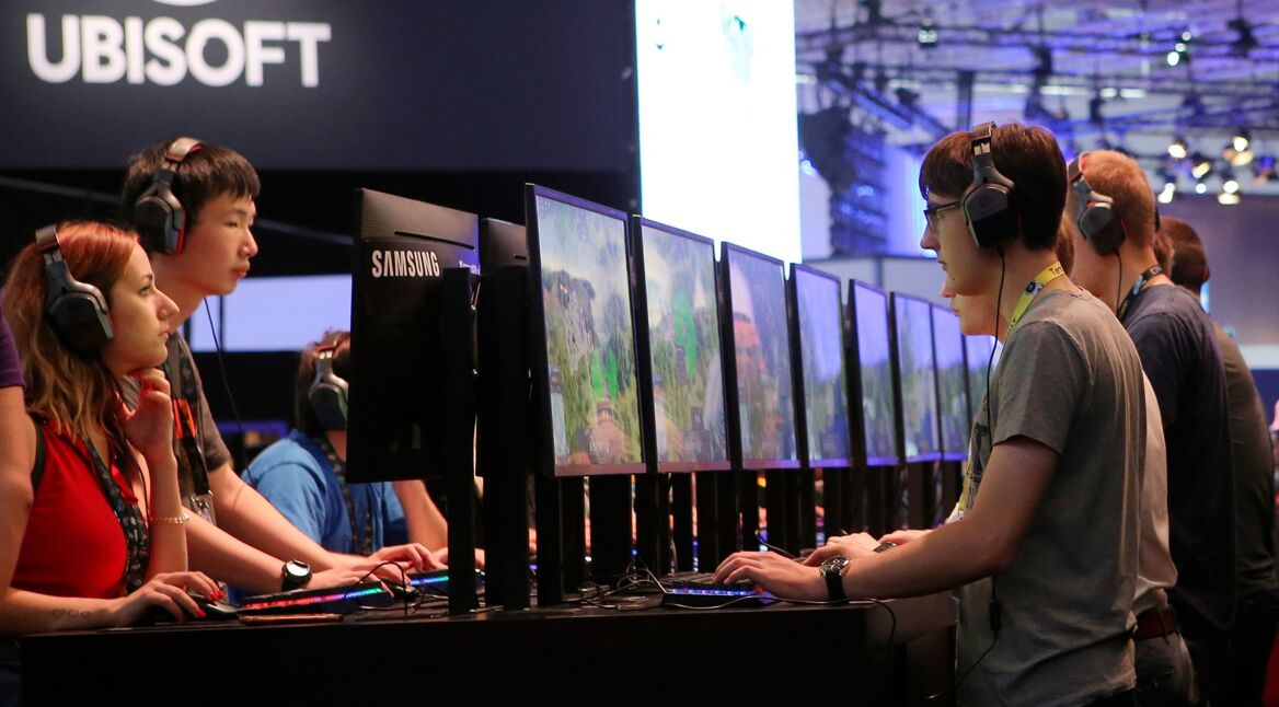 Junge Leute zocken Anno 1800 auf der Gamescom 2018