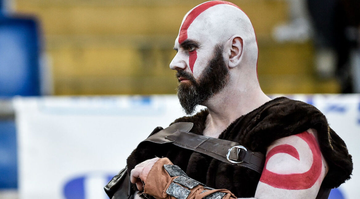 Cosplay von Kratos aus dem DICE-Awards-Gewinner God of War.