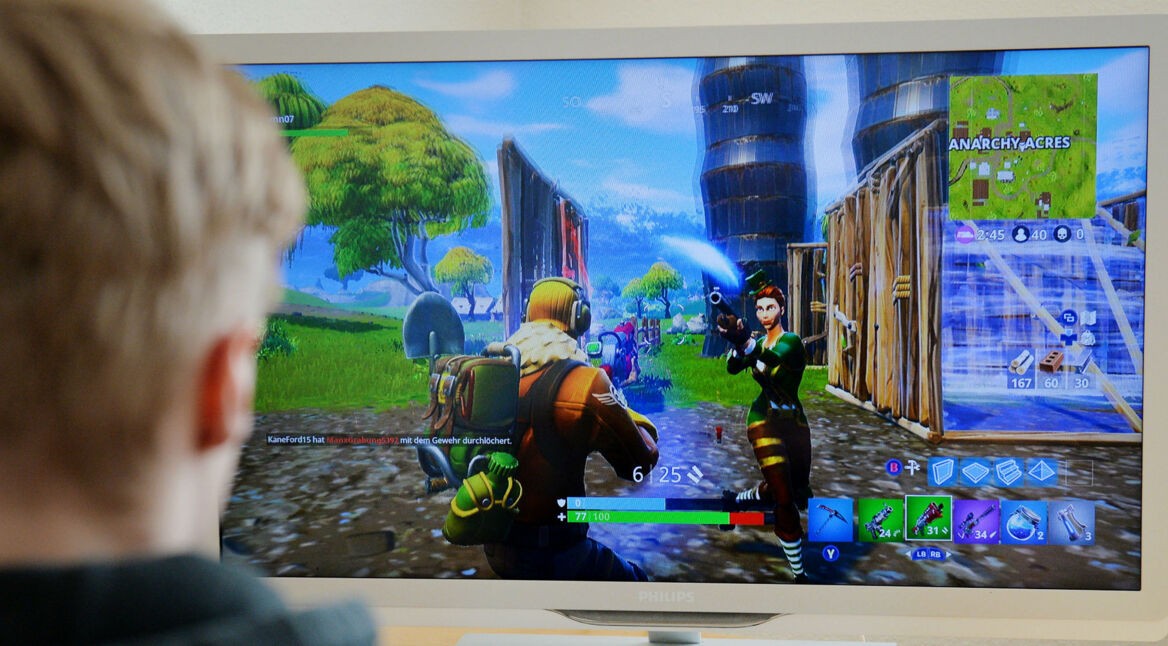 Junge spielt Fortnite am Computer.