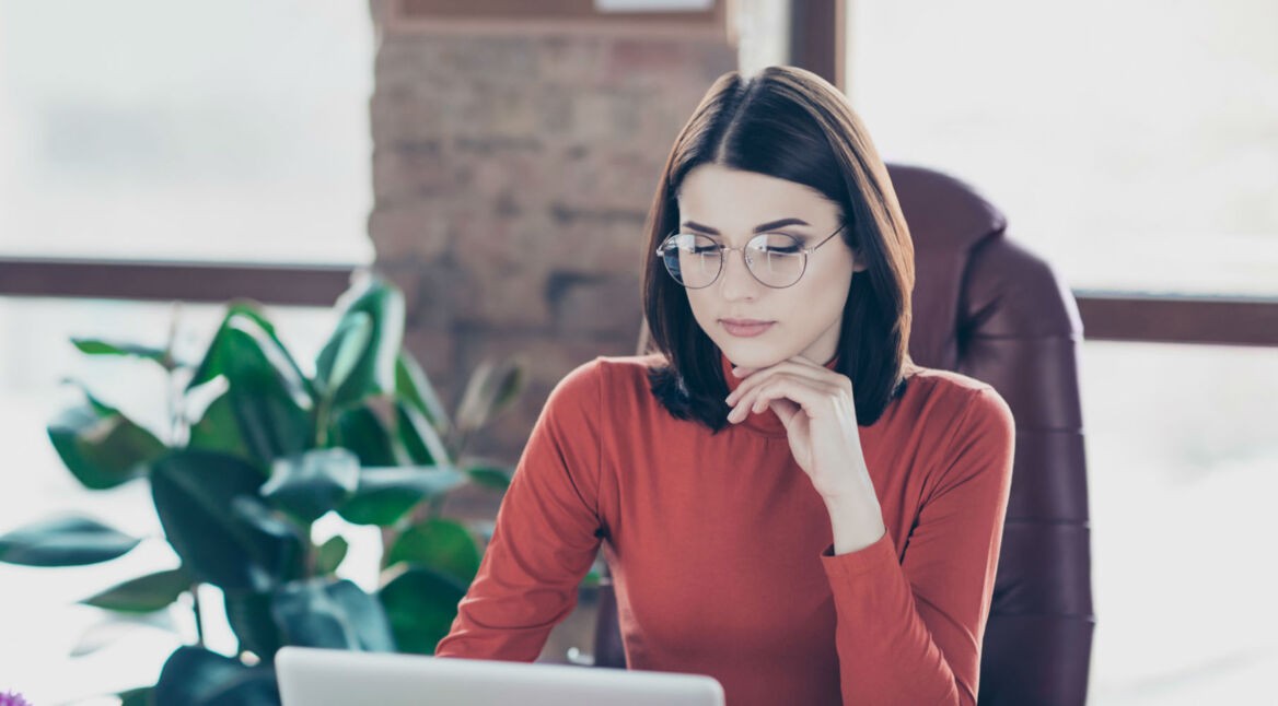 Frau nimmt am Windows-Laptop einen Screenshot auf.