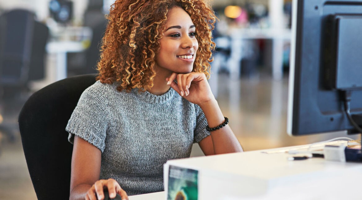 Junge Frau installiert auf ihrem Computer eine Windows-10-App.