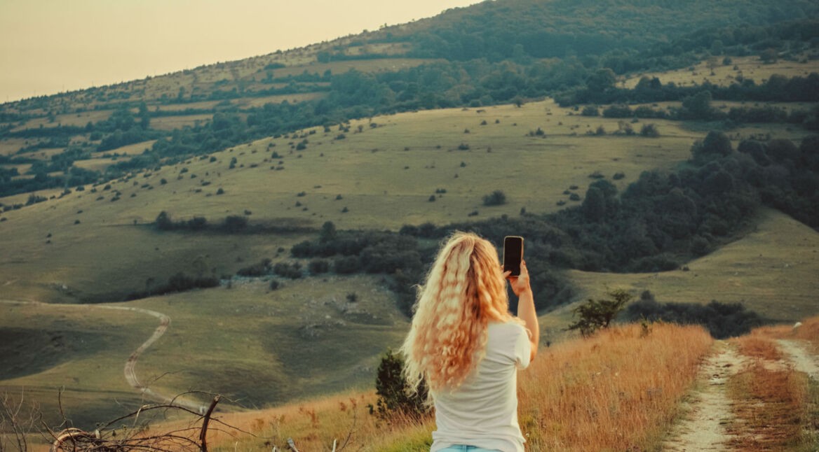 Junge Frau schießt ein Foto