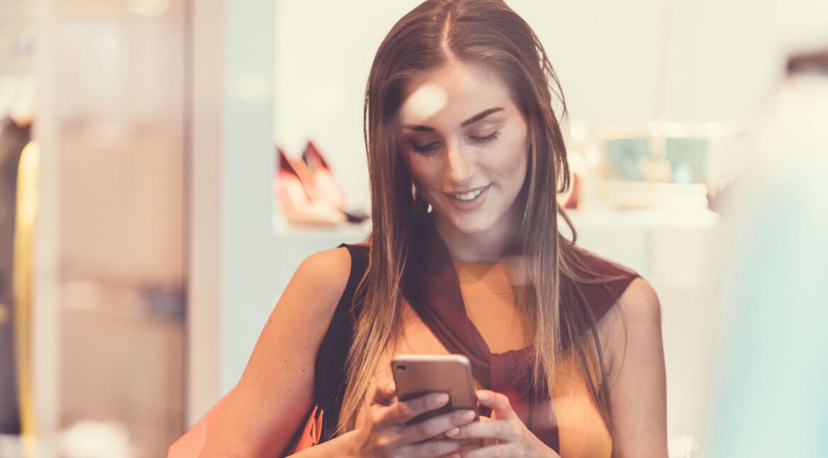 Junge Frau nutzt den Google Authenticator am Smartphone.