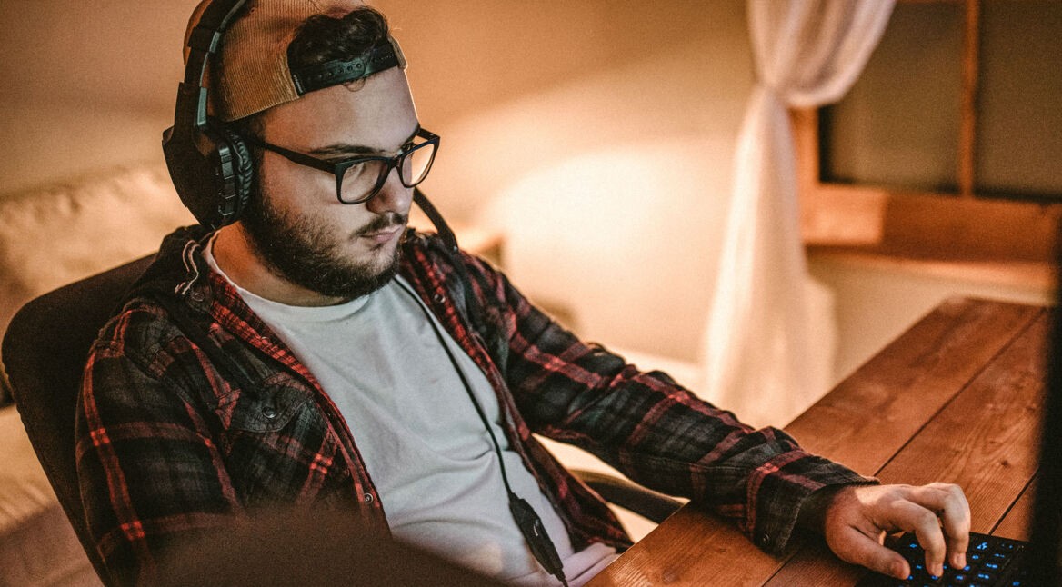 Junger Mann zockt Twitch-Prime-Spiel am PC.