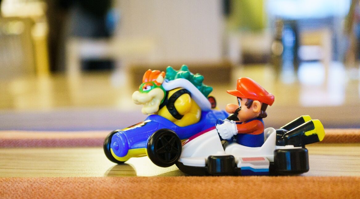 Spielzeugrennen zwischen Mario und Bowser