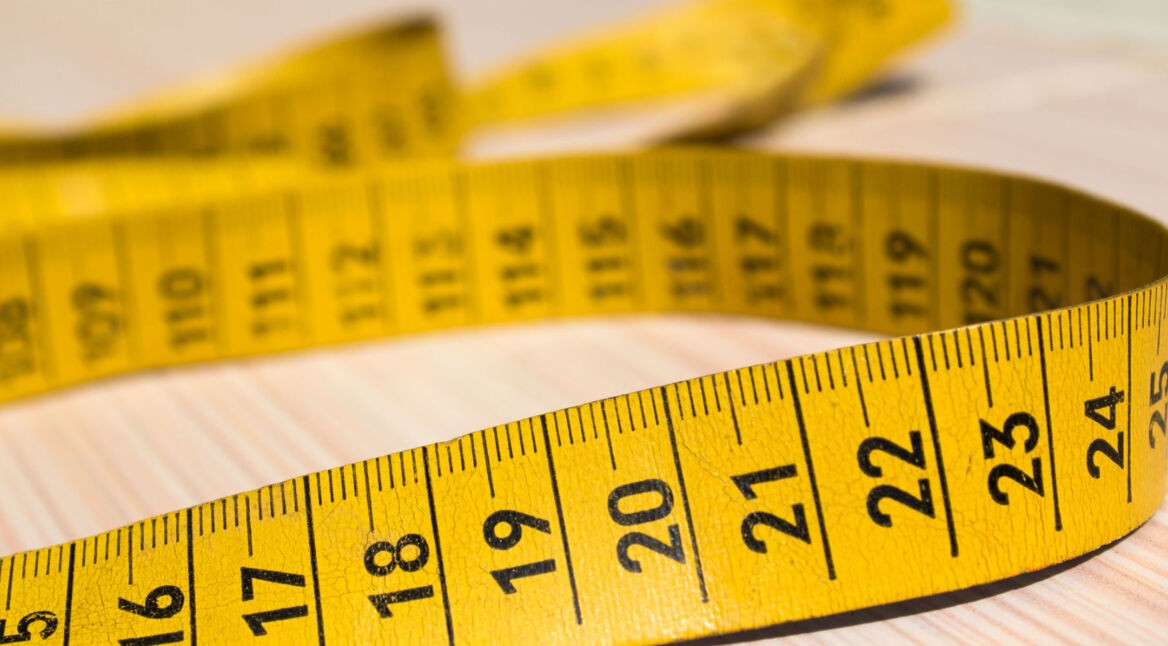 Mit gelbem Maßband messen.