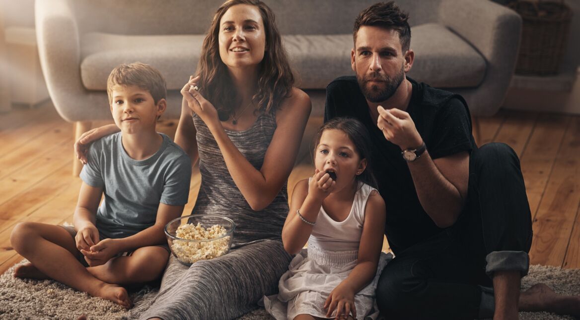 Familie schaut Netflix