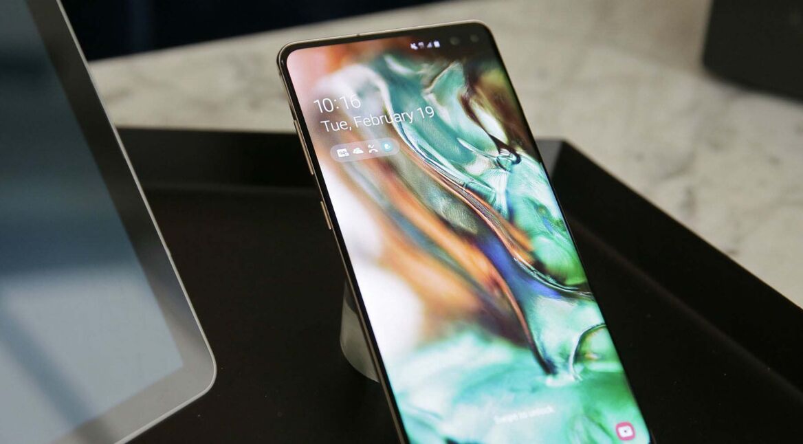 Das Samsung Galaxy S10 in der Auslage.