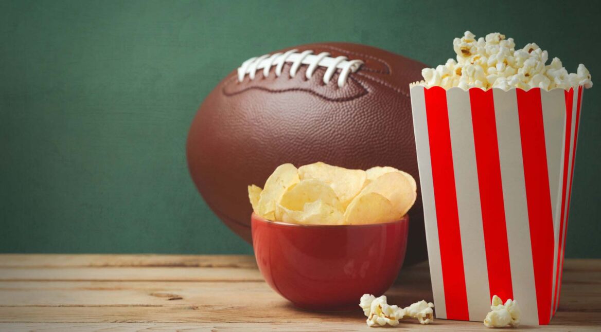 Popcorn liegt neben einem Football.