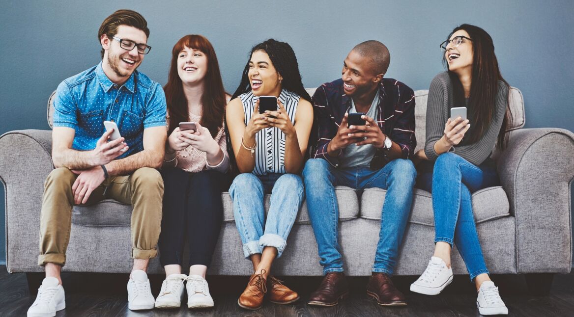 Gruppe von Freunden chattet auf WhatsApp