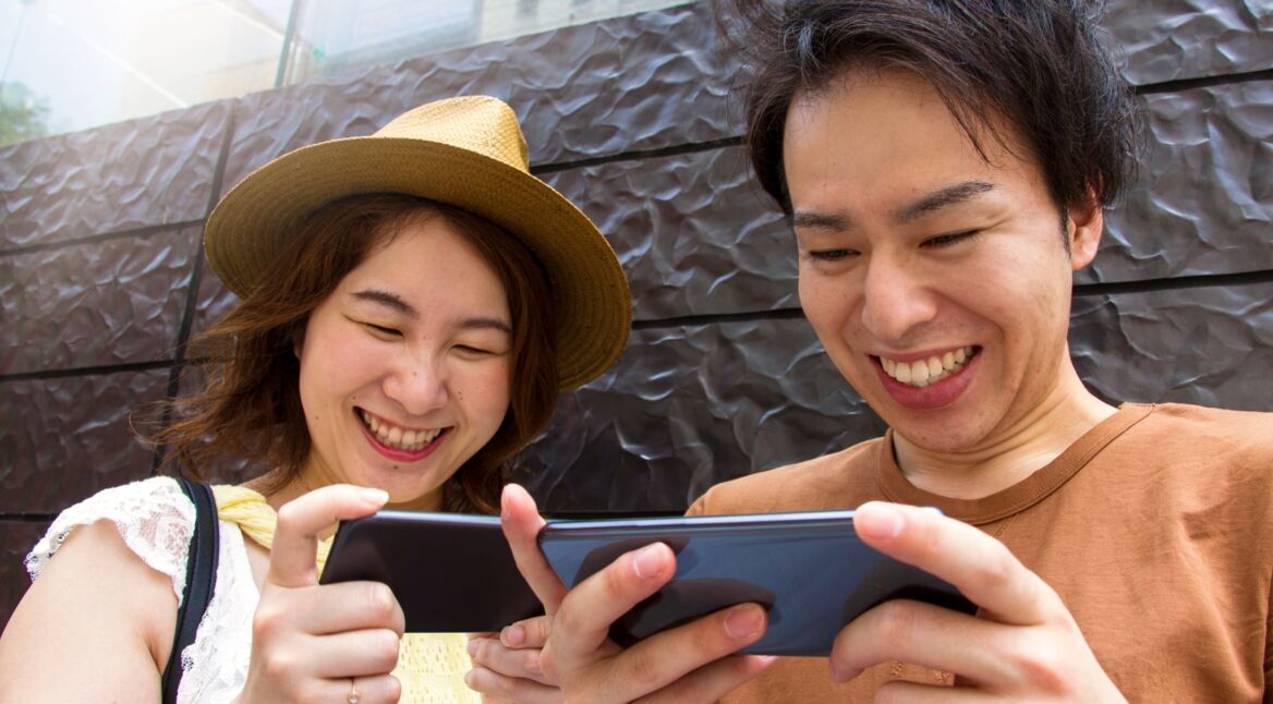 Paar spielt Apps auf Smartphone