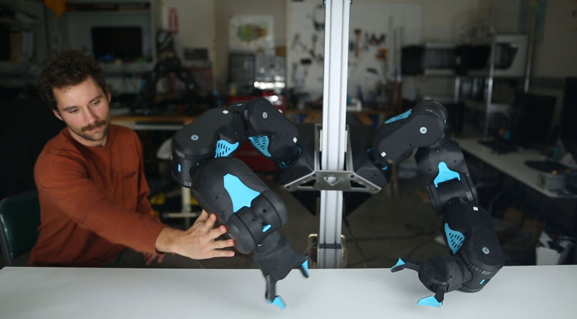 blue haushaltsroboter wird beruehrt