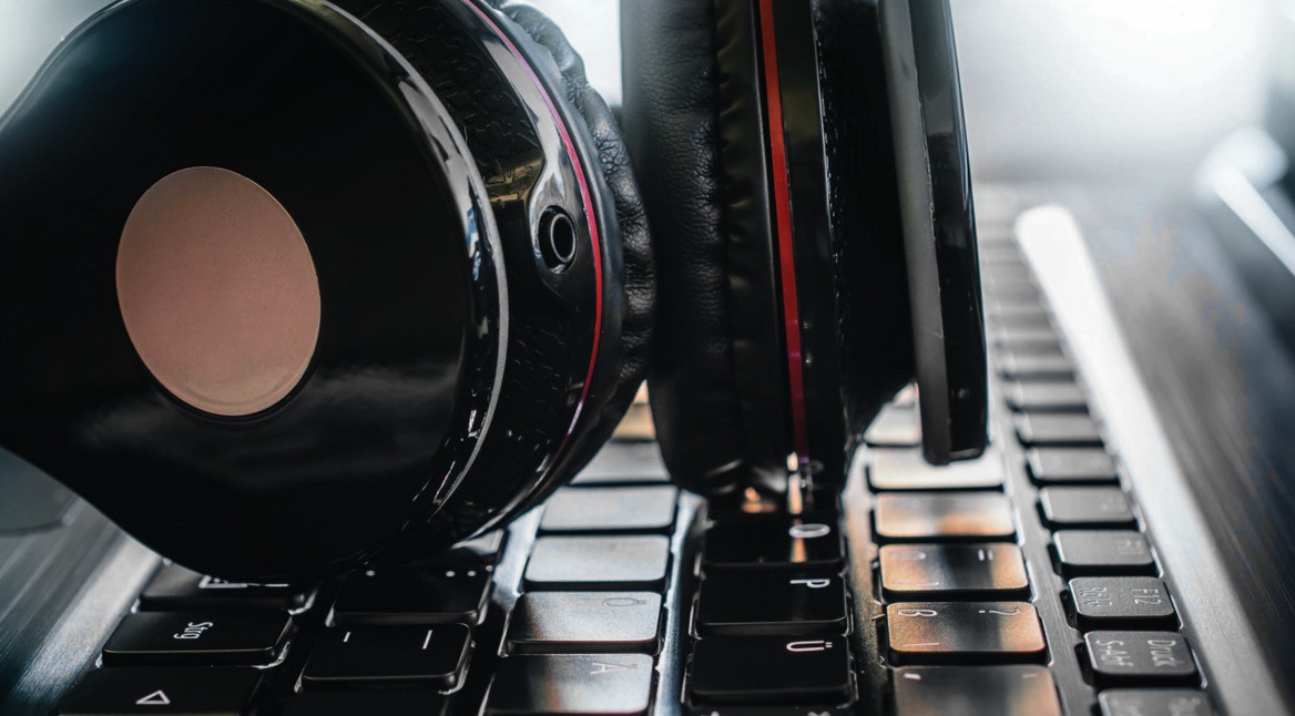 Gaming-Kopfhörer liegt auf einem Laptop.