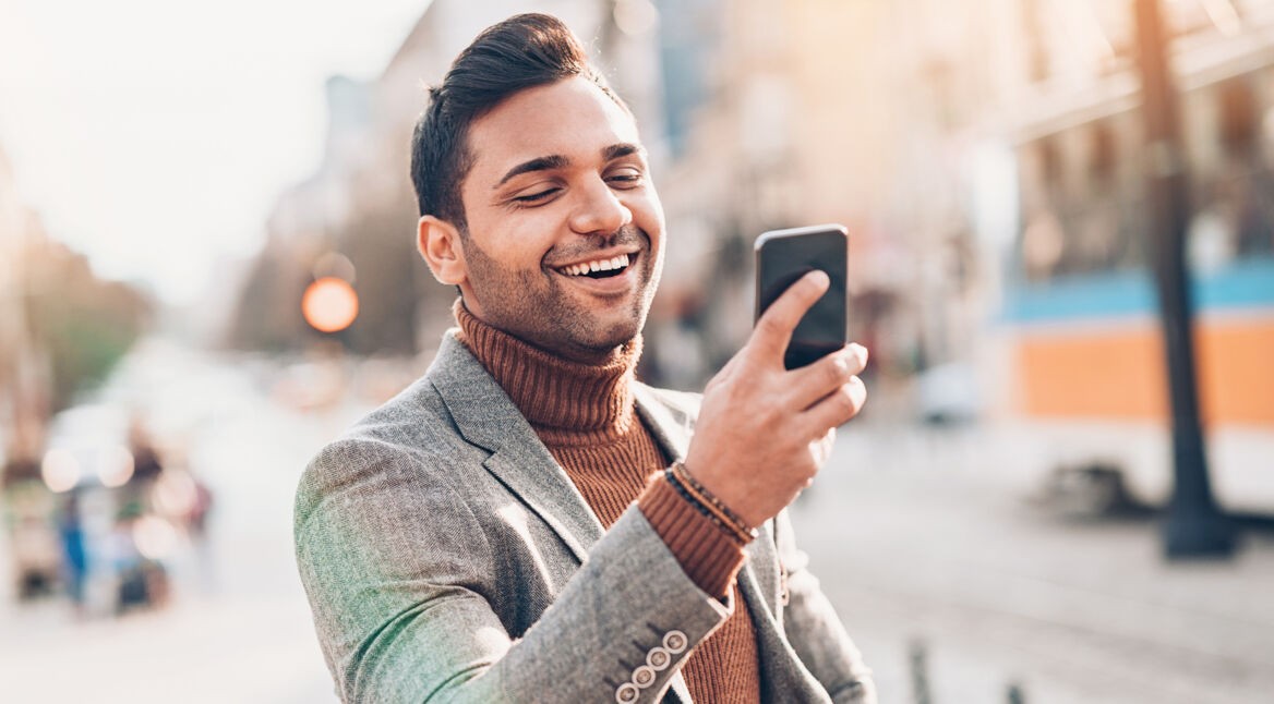 Mann nutzt Google-Maps-AR-Navigation