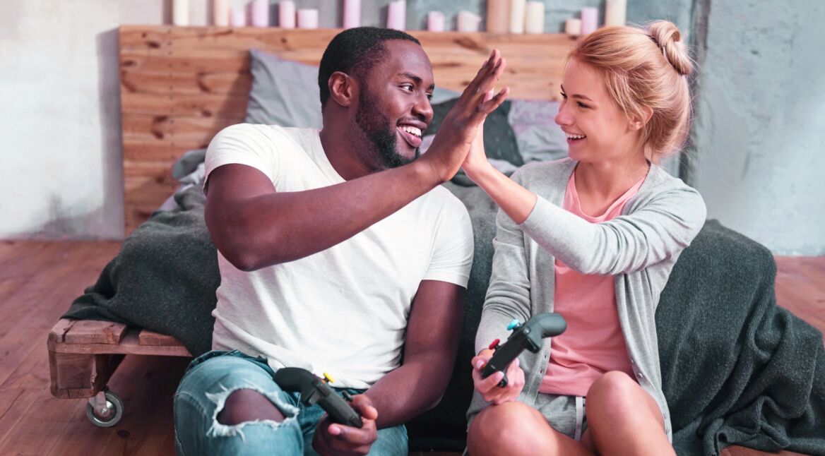 Gamer-Paar gibt sich High-Five