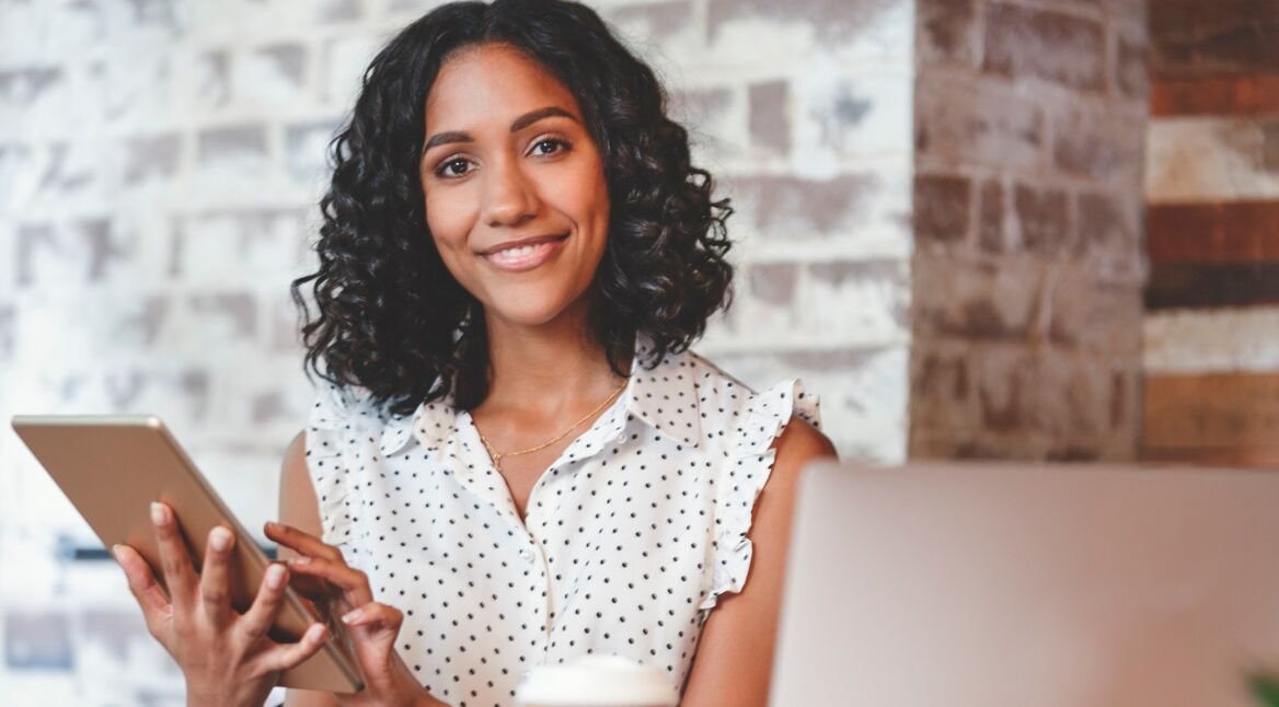 Junge Frau richtet ein Album auf dem iPad ein.