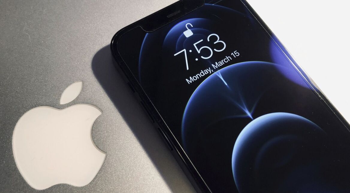 MacBook und iPhone 12