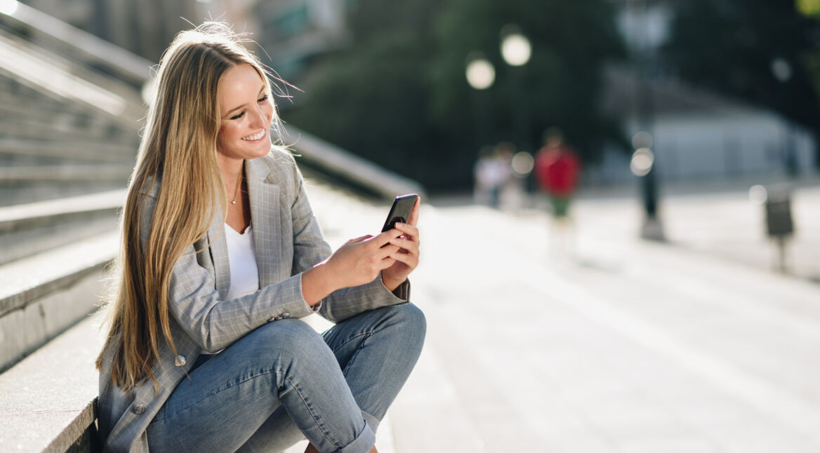frau löscht emails auf iphone