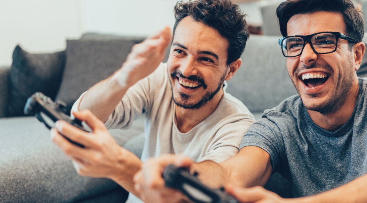 Zwei Freunde spielen über PlayStation Now