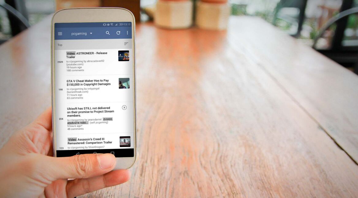 Mann browst Reddit mit BaconReader-App