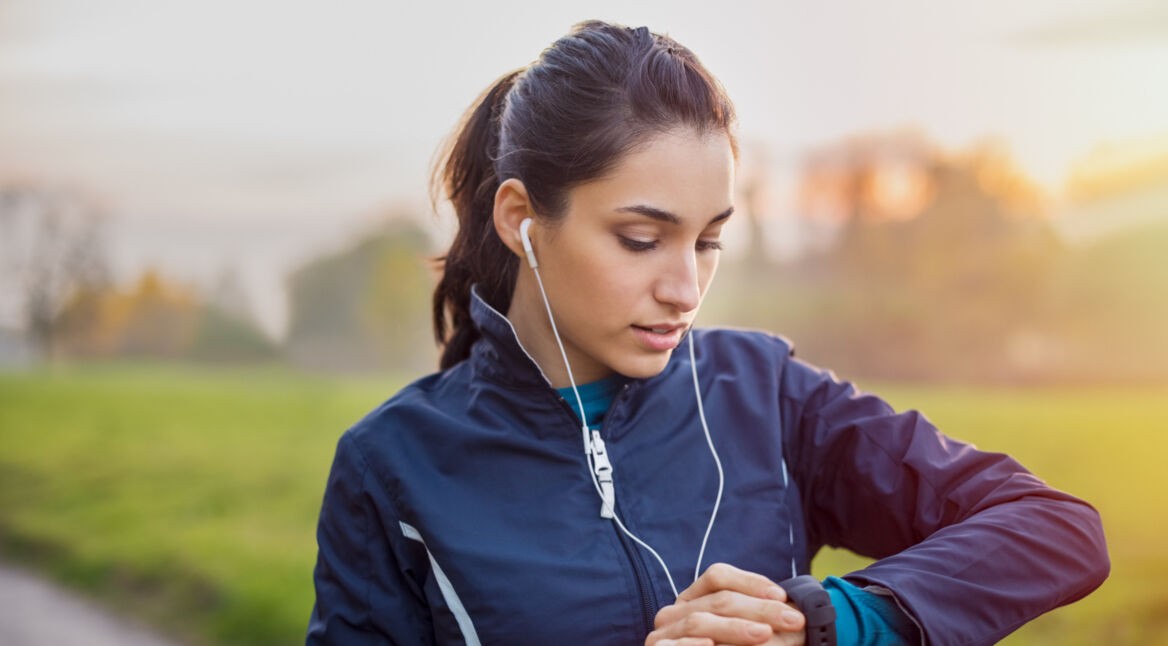 Frau mit Galaxy Watch Active