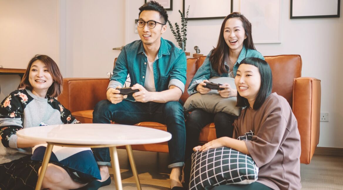 Vier Gamer spielen Coop