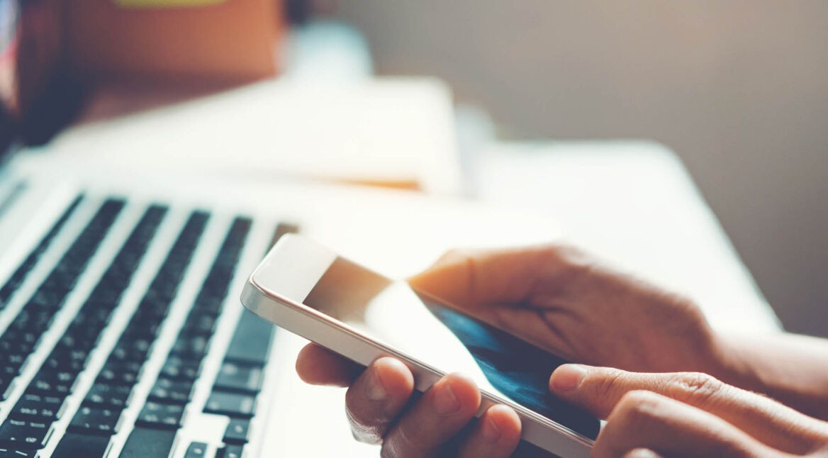 Mann bearbeitet die Apple-Music-Mediathek am iPhone.