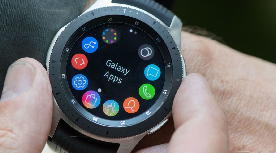 An der Lünette der Samsung Galaxy Watch drehen, um Apps an der Uhr zu öffnen.