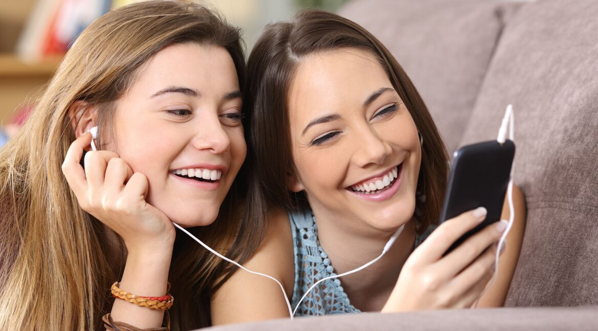 Zwei Freundinnen hören einen der besten deutschen Podcasts