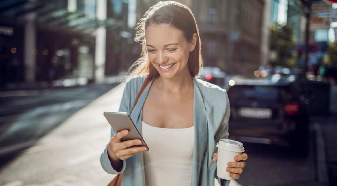 Frau surft auf BoredPanda