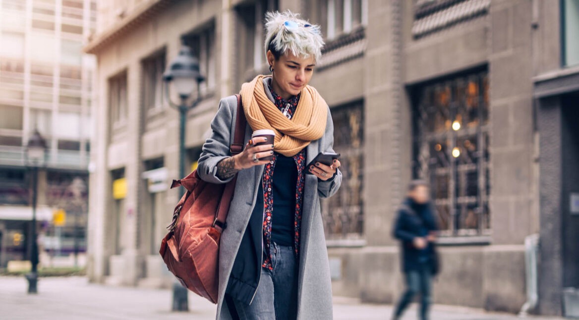 Frau tippt auf ihrem Smartphone.