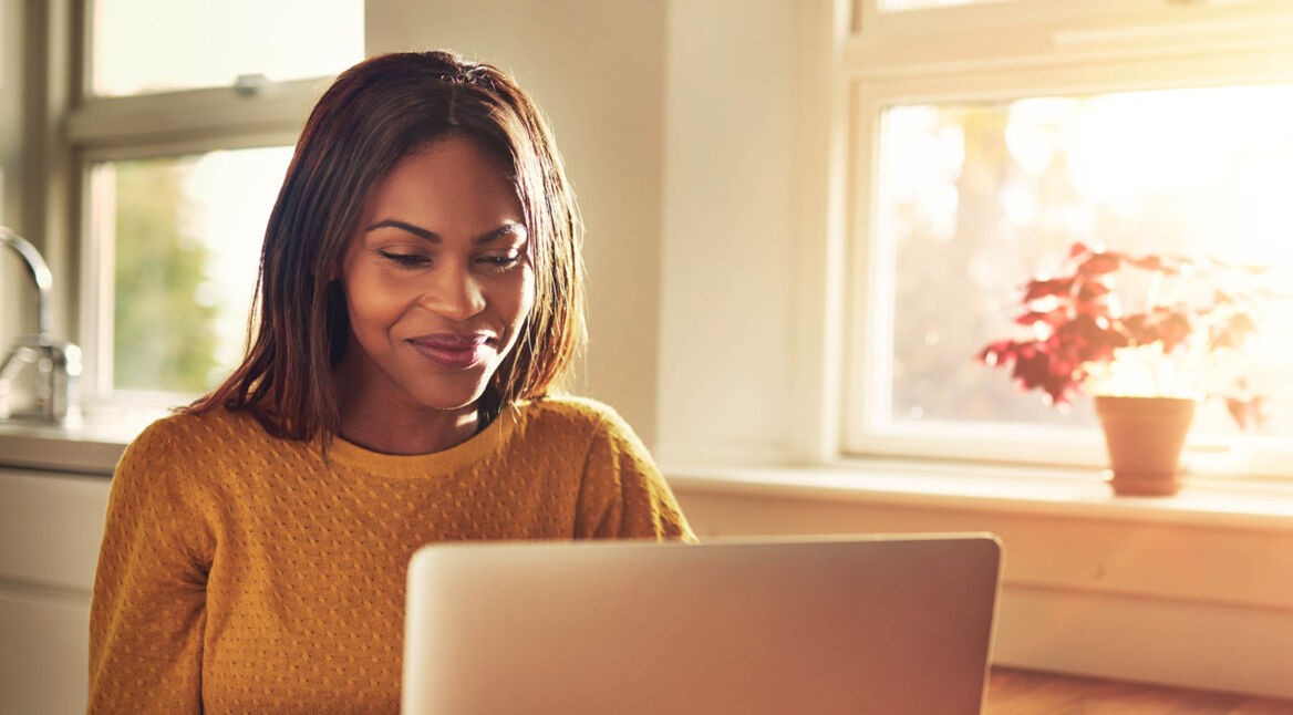 Junge Frau behebt Outlook-Problem