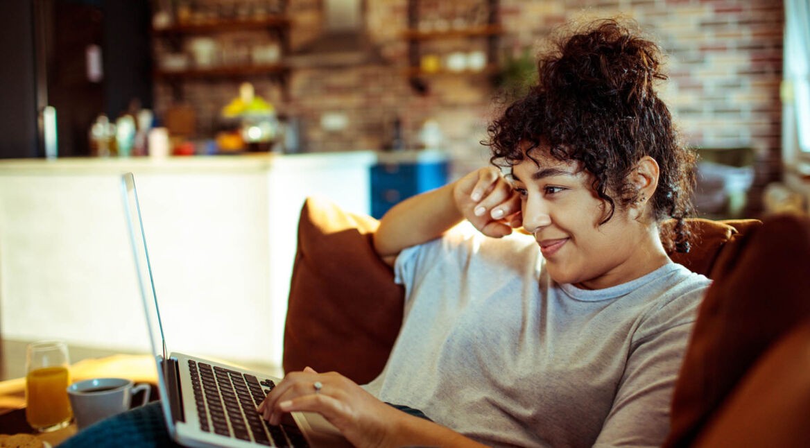 Junge Frau erstellt am Macbook ein intelligentes Album.