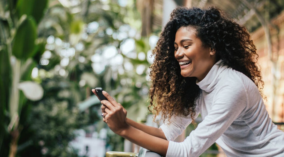 Frau speichert am Smartphone ein Passwort in Google Chrome ab.