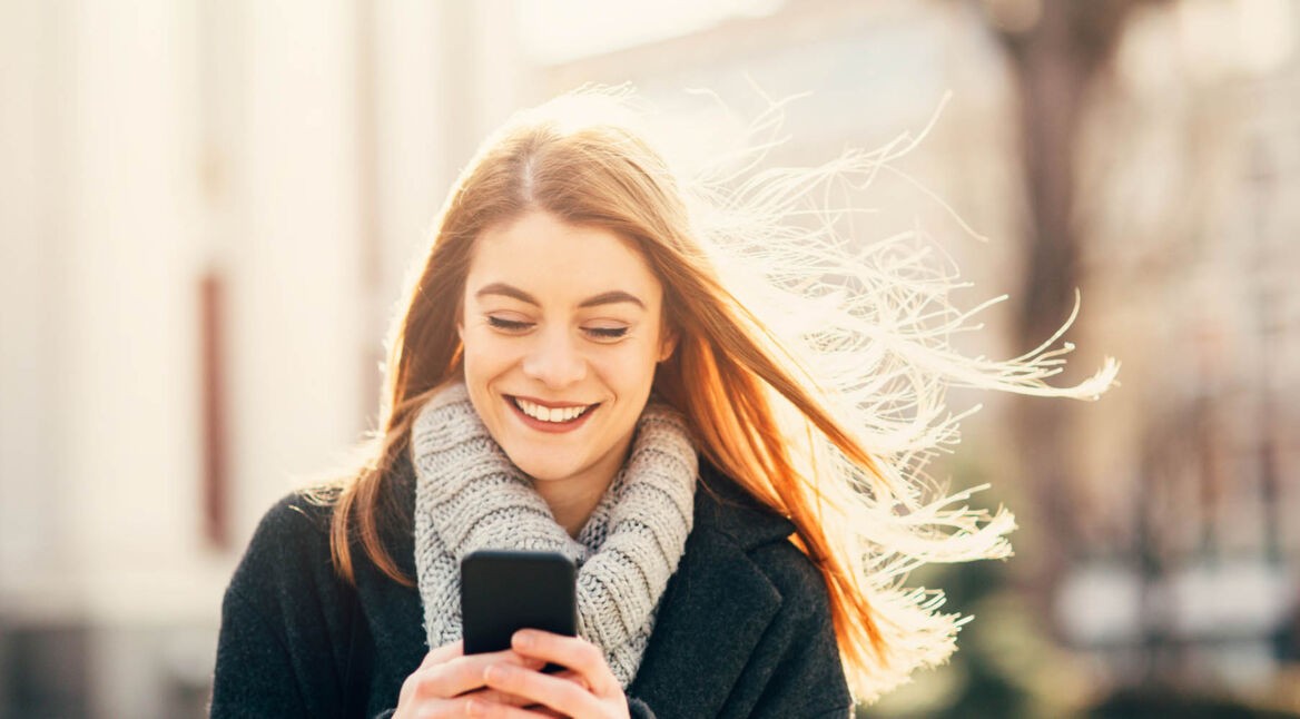 Junge Frau spielt Elder Scrolls auf ihrem Smartphone.