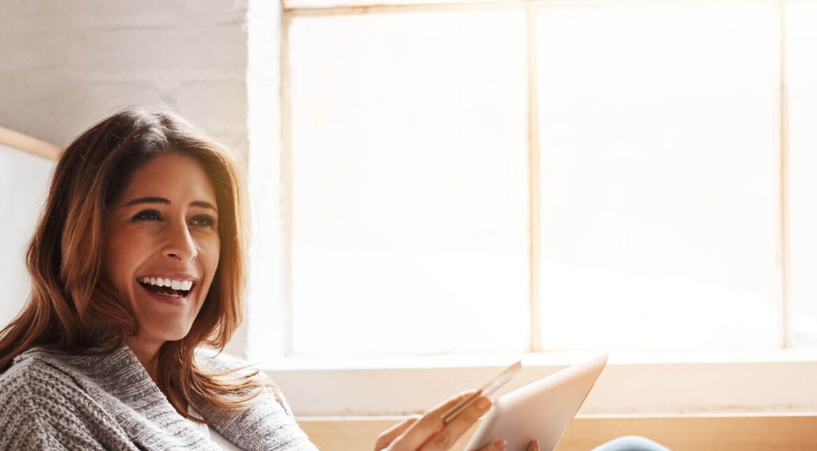 Frau probiert das neue iPad mini aus.