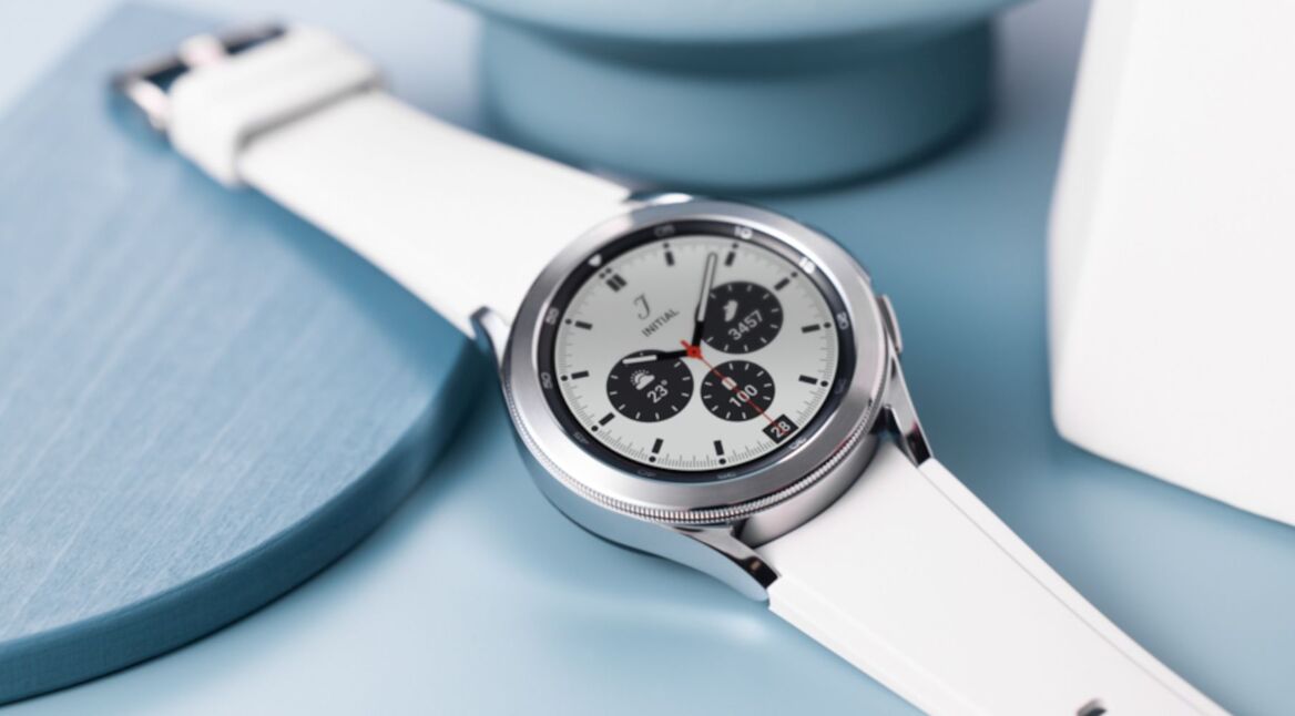 Die Galaxy Watch4 Classic liegt auf einem blauen Tisch.