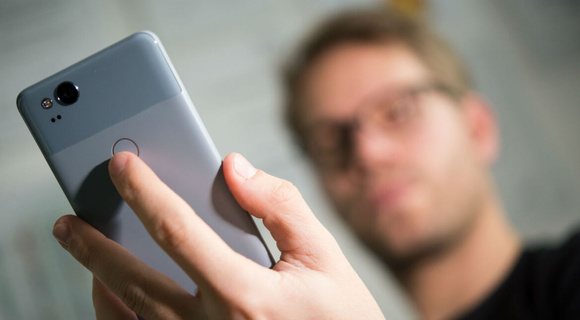 Das Google Pixel 2 sicher via Fingerabdruck entsperren.